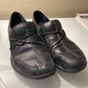 Clarks Women's Wave black leather loafers. 7.5